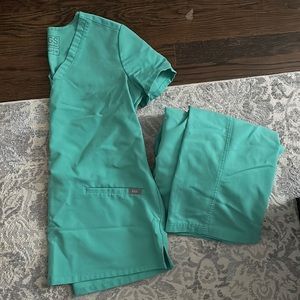 Figs xs shirt with two pockets and small pants Livingston